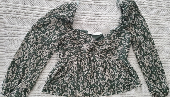 Womans Astr The Label womans Blouse V-Neck Off Shoulder Green Floral M Medium - Picture 1 of 7
